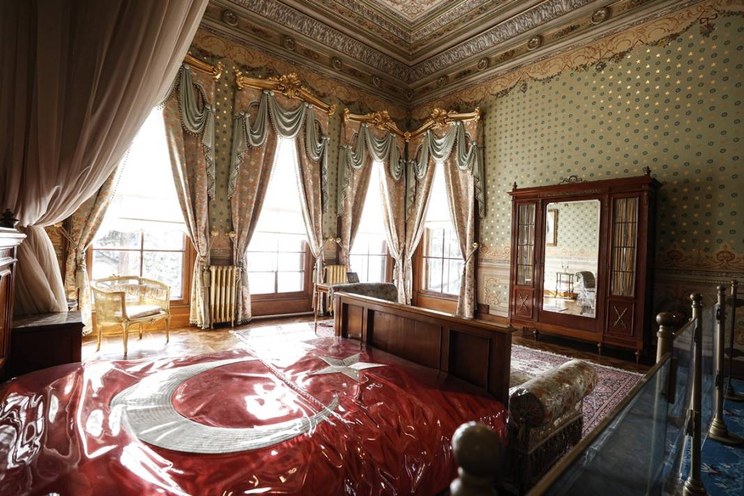 Atatürk'ün hayata gözlerini yumduğu Dolmabahçe Sarayı'ndaki odası ziyaretçilerini bekliyor 3